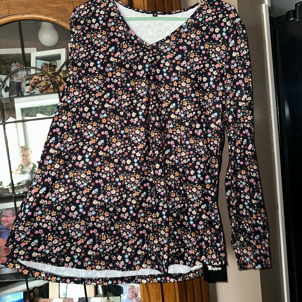 NEW NWT XL Floral Long Sleeve Top.